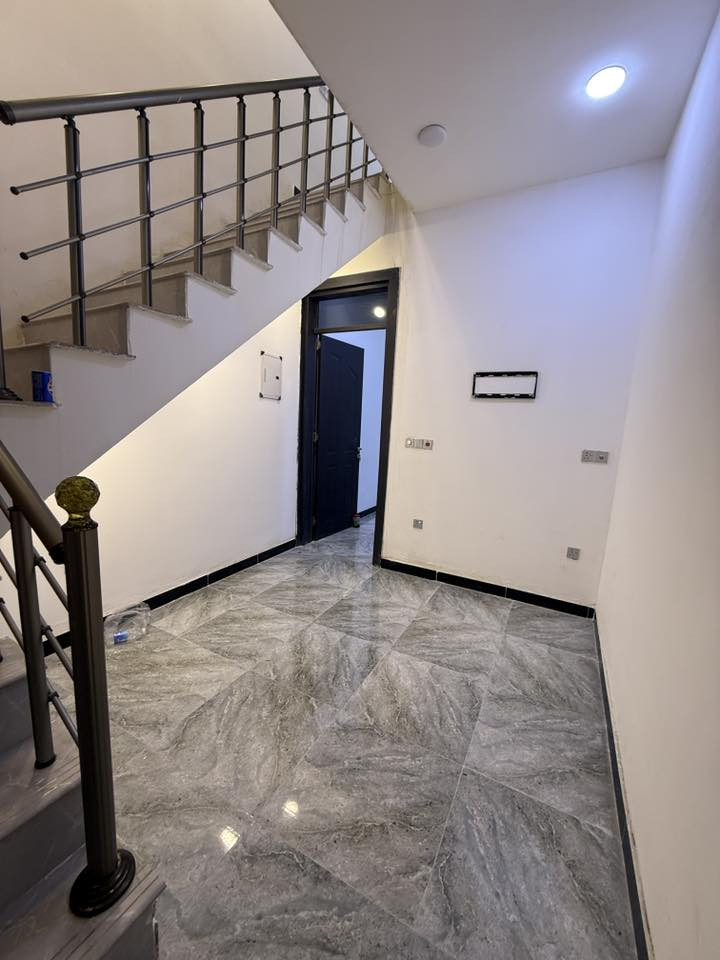 السلام عليكم
مشتمل للبيع شارع فلسطين حي المستنصرية 
المساحة 30 متر 
واجهه 3 وربع / نزال 9 ونص 
بناء حديث البيت جديد
طابقين ونص 
طابق ارضي و طابق ثاني و طابق سطح
 يحتوي على كاونترات حديثة وطباخ وكيزر مي 
للاستفسار ***********
