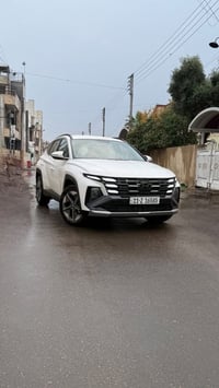 للبيع توسان موديل 2025 السياره ماشيه 13 الف مواصفات كراسي كهرباء وجنطه...