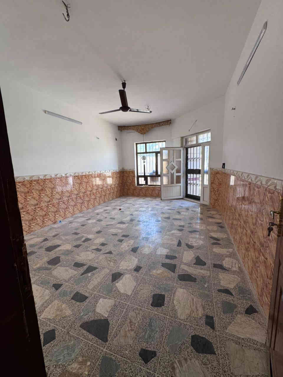 دار للبيع في تكريت الزهور الثانية حولي الزهور قرب جامع التواب مساحة 200م
شارع 15م 
تبليط ومقابيل حديقة 
طابقين يحتوي على 5غرف نوم 
ومطبخ حار وبارد وحمامات داخلية وخارجية  ارضية كاشي مطعمة بمرمر أبواب خشب صاج كتائب حديدة كامله للبيت كله ما ناقصة اي شي فقط جيب غراضك وتسكن
سعر 185
***********
