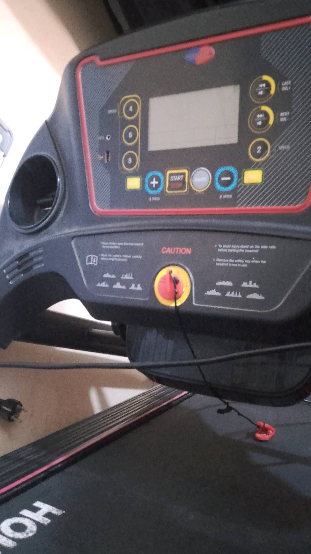 للبيع جهاز مشي كهربائي من ماركة هاوس جيم، بحالة ممتازة. مثالي للتمارين الرياضية في المنزل، يتميز بشاشة عرض لمتابعة السرعة والمسافة والسعرات الحرارية. الجهاز عملي ومريح يساعد في الحفاظ على اللياقة البدنية بسهولة في البيت.