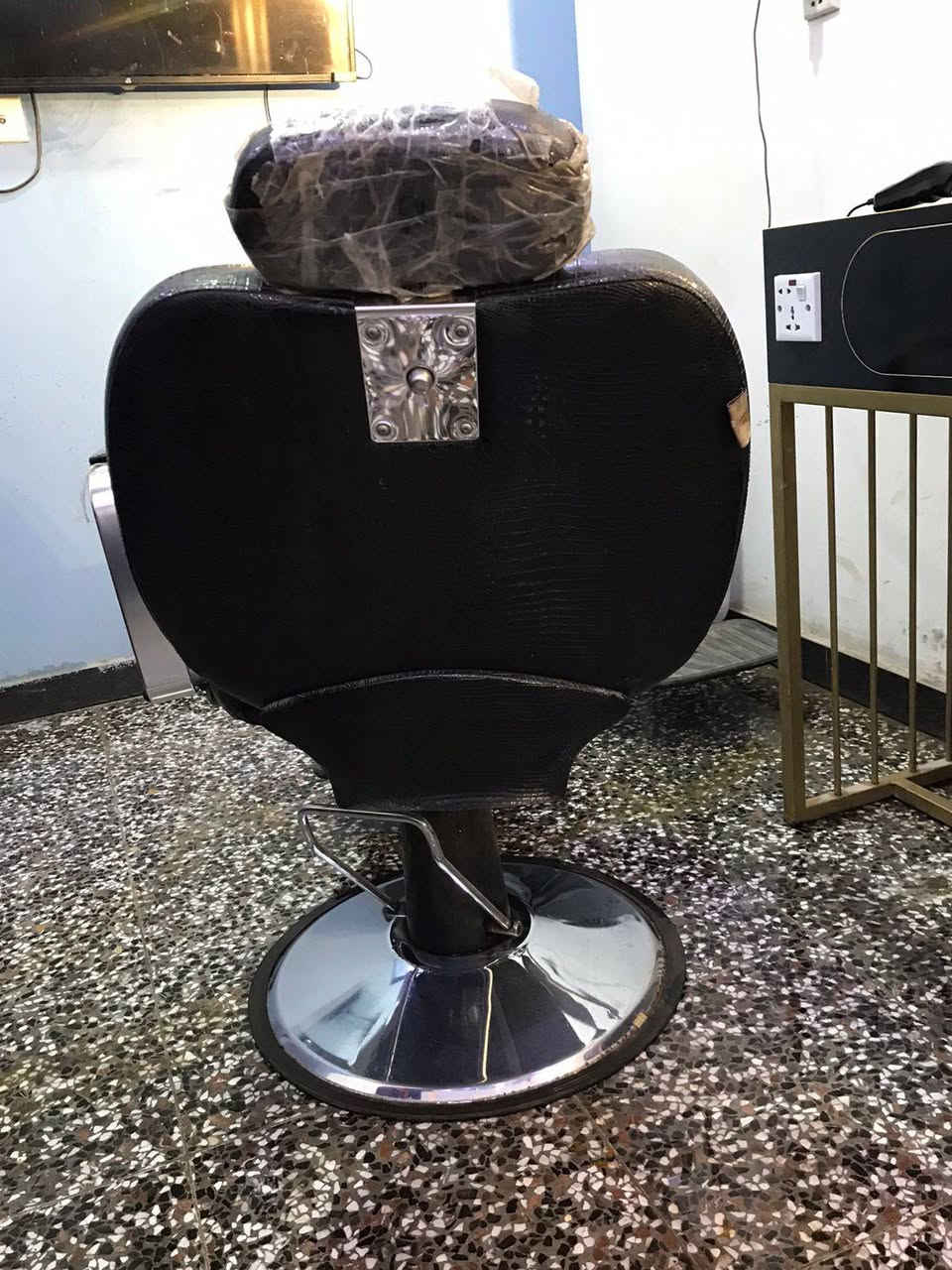 السلام عليكم كرسي حلاقة جلد  جكات تشتغل مستعمل نظيف عدد ٢ للبيع السعر اثنينهم ٢٢٥ وبي مجال 
بغداد الخطيب الزراعي 
الاتصال على الرقم ***********
