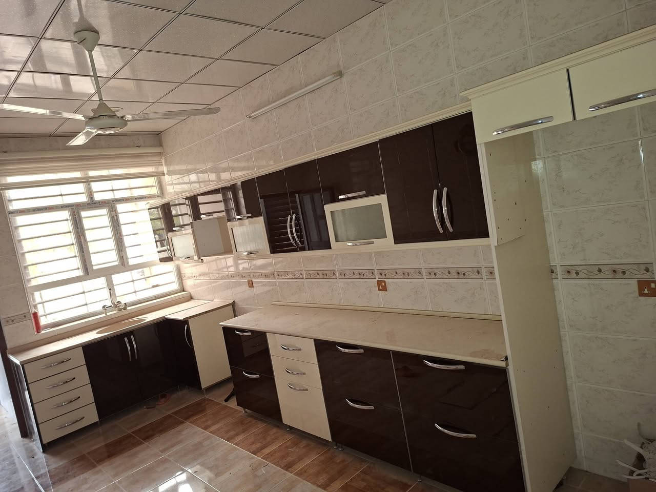 كوانتر خشب  اصلي شرط نظافه ١٠٠%  مرمر كركوك رحيم اوه  قياس ٥ ونص في ٢  لاستفسار  ***********  السعر  ٩٥٠ الف
