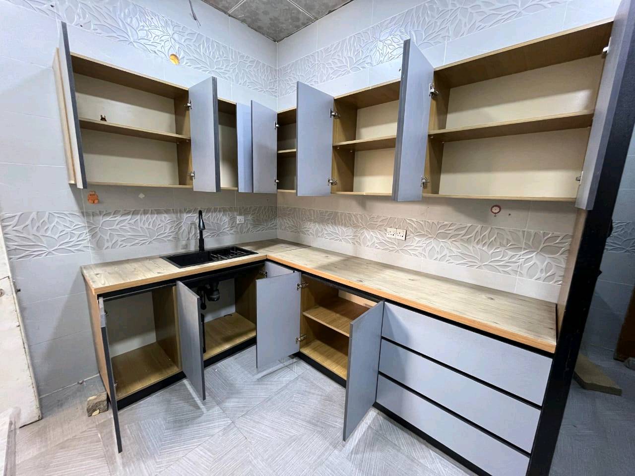 هذا كاونتر مطبخ حديث وجميل، يتميز بتصميمه العصري وأمجاره الواسعة، إضافة إلى الدرجات الرائعة التي تناسب أي ديكور مطبخ. يتضمن العديد من الخزائن التي توفر مساحة تخزين ملائمة لجميع احتياجاتك. الكاونتر مصمم بعناية لتقديم استخدام سهل ومريح في المطبخ.