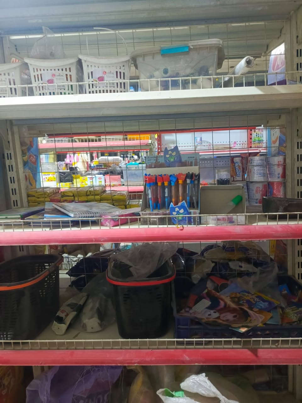 سلام عليكم
اغراض محل للبيع كاملات 

مجمدات عدد 4 

عارضات ببسي عدد 6 ثلاجات 

سفينه مال حلويات ورفوف كامله 

ارفوف مال جدران كامله 

عارضه مال جكاير 

عارضات سطحيه 

عارضات مال أچباس 

أسعار مناسبه 

مكلف بلنشر 
مكاني بصره ايي الخصيب حمدان 

اتصل وتدلل : ***********
