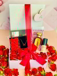 بوكس هدايا • ورد أحمر • عطر نسائي