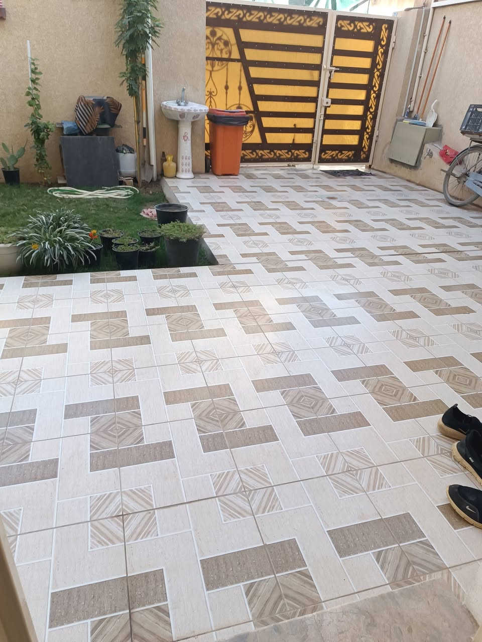 للبيع دار  حي الصحه  . 200م بناء حديث وطابق واحد. كامل بدون اي نقص بالعافيه على الي ياخذه غرفتين وصاله ومطبخ وكليدور وصحيات وكراج سياره وحديقة. قريب من الشارع جدا.  وات ساب هذا الرقم. ***********
