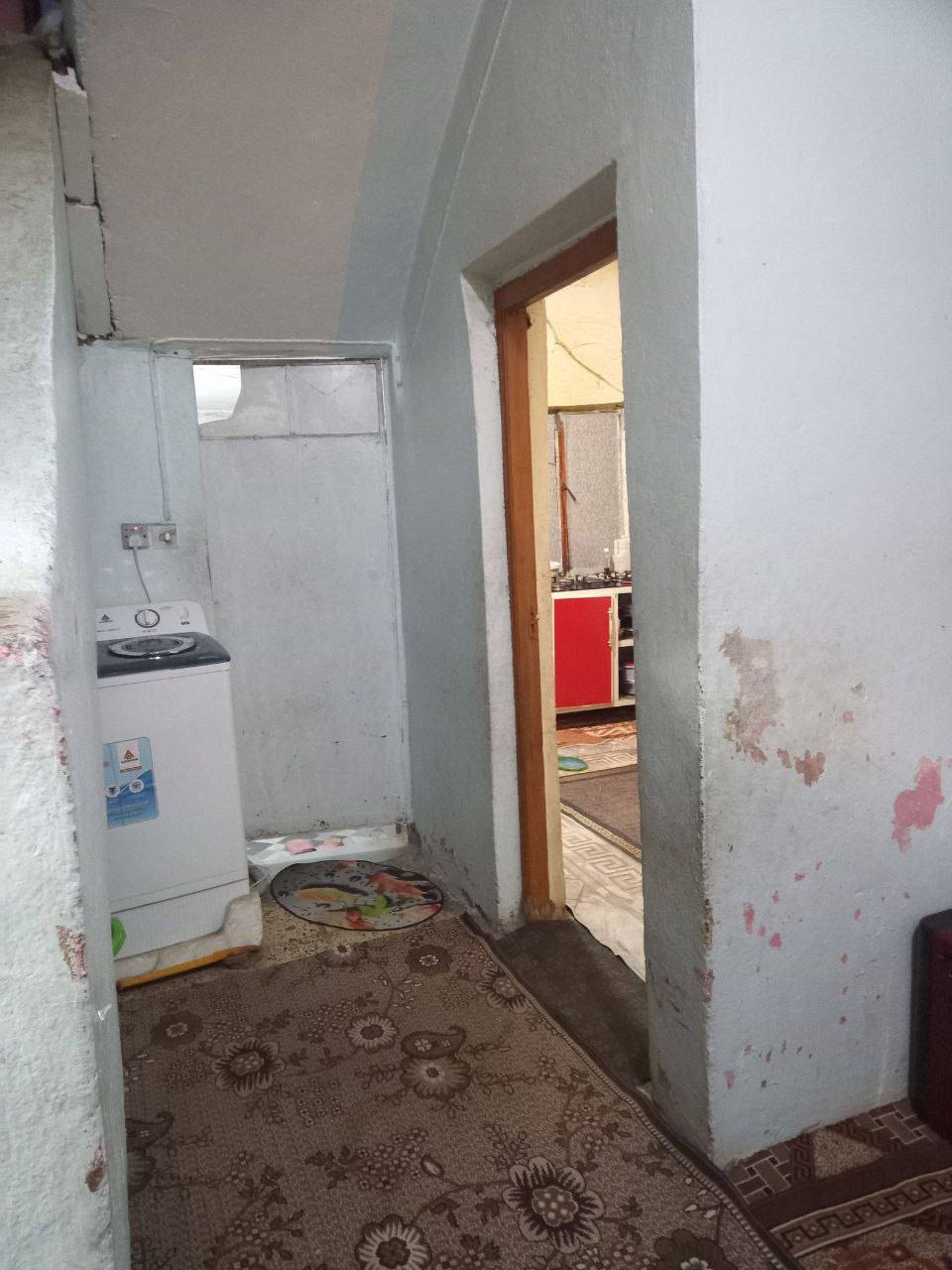 بيت في ميسان حي الحسن العسكري قرب صيدليه الشاكرين. المساحه 240م البيت متكون من ثلاث غرف ومطبخ وصاله ودوانيه وحديقه. الاستفسار الاتصال على الرقم *********** تصال اوتساب فقط👌
