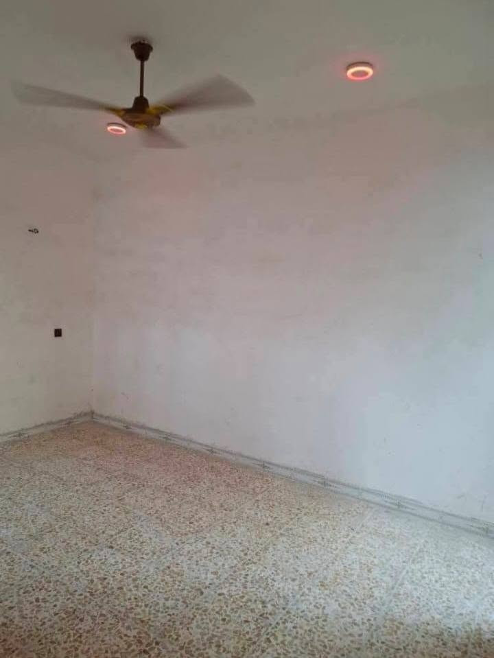 سلام عليكم عندي بيت للبيع مساحة 125 متر سند 25طابو زراعي العنوان الزعفرانيه دور الشرطه نهاية بيت بنيه  الاستفسار الاتصال ع رقم *********** يوجد واتساب على نفس الرقم.
