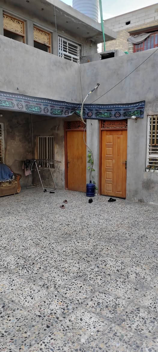 سلام عليكم بيت بل اورفلي خلفي عرض الممر متر المساحه ١٥٧ متر قاطين الجوه عگاده والفوك صب مسلح بي ٥ غرف واستقبال ومطبخ وملحقاته وحوش جبير مقابل جامع المصطفى  قرب مدرسه كافل اليتيم السعر ١٢٥ وبي مجال *********** مسحوب عليه اسكان ترميم والتسديد عل البايع.
