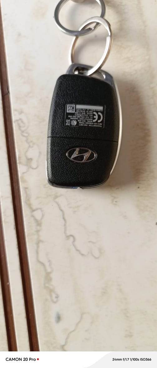 السلام عليكم
اكسنت للبيع موديل 2016 خليجي محرك قطرتين 1600 دوش رقم انكليزي بغداد باسمي تحويل ثاني يوم فتحه سقف تحكم استيرن تخم تاير جديد باتري جديد كاعيه امغلفه كشنات امغلفه بيهه قطعتين صبغ جاملغ وياب جهه اليمنه فقط حداديه 50‎%‎ كير ومحرك بحاله جيده السعر المطلوب 115$ وبيه مجال للطيبين 
مكانهه بغداد الشعب 
الاتصال على الرقم ***********
