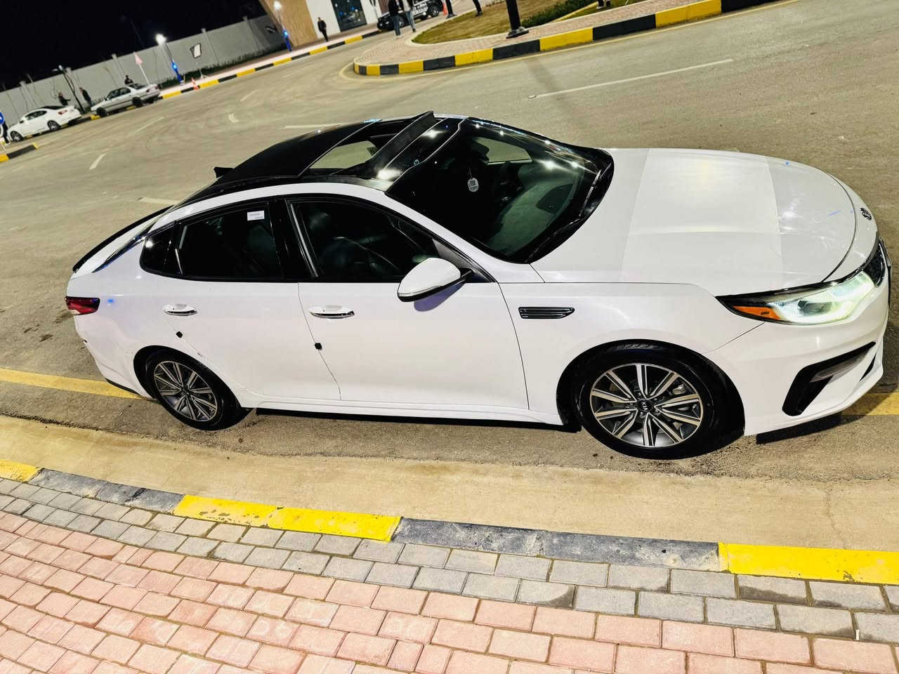 السلام عليكم كيا اوبتما 2019 امريكي السعر145 وبيها مجال 
السياره فول 1/1
بصمه بانوراما 
كشن حار بارد 
كشنات كهرب اشاير بلمري
لايت لد وبعد بيها مواصفات
مكينه 16توربو 
ماشيه 90 
حادثها جاملغ خلفي وقبق جنطه داخل شي بسيط السونار مرفوق بلمنشور 
للاتصال ***********/***********
المكان الموصل الايسر
