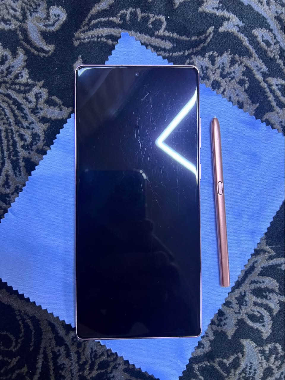 سلام علیکم👋🏻
(Galaxy note20 5g)بۆ فۆرشتن
ڕەنگی بڕۆنزە 
١٢٨ گێگای ڕام ٨ ئەوروپیە نەکراوەیە دوو سیمە هیچ کێشەیەکی نیە تەنها تۆزێک وردە شوختی هەیە و قەڵەمەکەی بەشی ژێرەوەی شکاوە بەس ئیش ئەکات بێ کێشە بۆ دەرکردنی بە شتێکی تیژ کێشەی نابێت. خۆتان نرخ بنوسن🖤سلێمانی-*********** السليمانية, العراق
