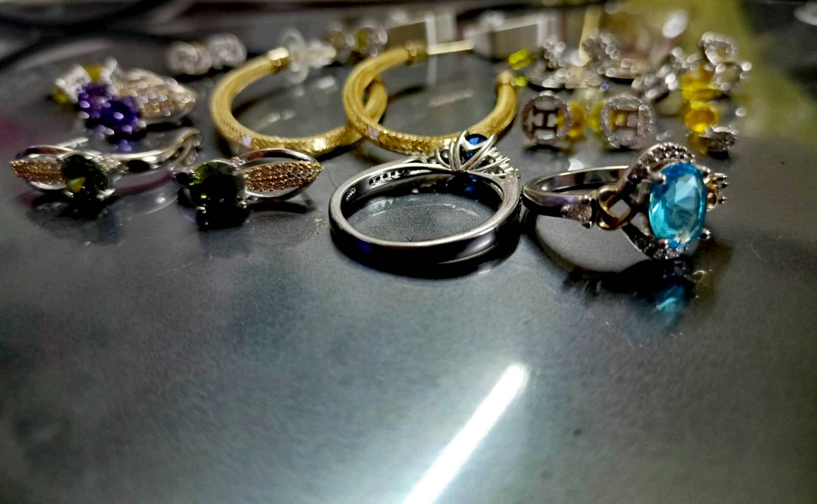 مجموعة أنيقة من المجوهرات الفضية تتضمن خواتم مرصعة بالأحجار الكريمة وأقراط وأساور مميزة. تصميمات عصرية وجذابة مثالية للإطلالات الفخمة والمناسبات الخاصة. الألوان المتناسقة تعطي لمسة فاخرة وجاذبية لكل قطعة.