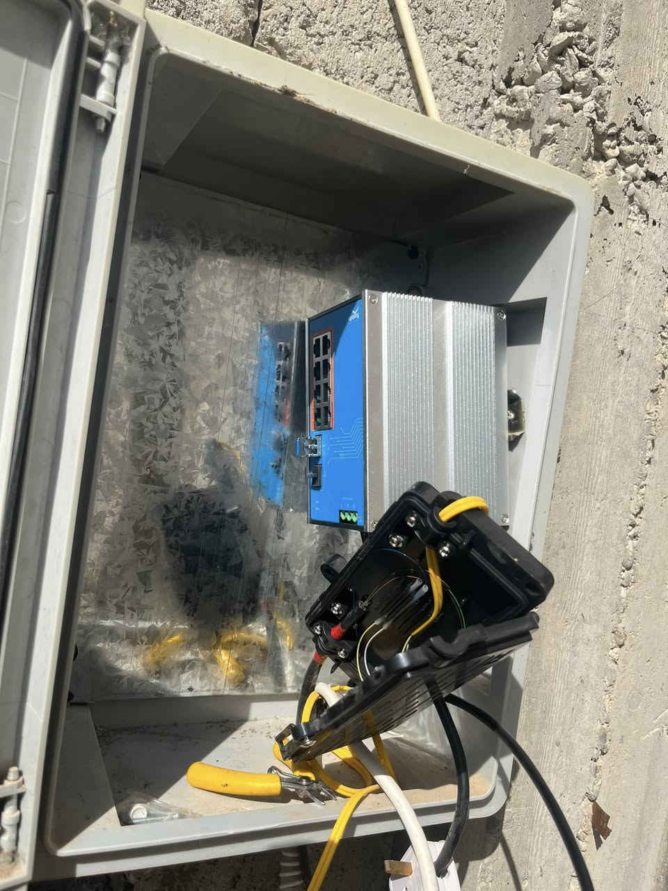 🌹بسم الله الرحمن الرحيم🌹

🌹تم بحمد الله وفضله🌹
 
,💐تأمين وتجهيز وصيانة منظومة كامرات لشركة دواجن        بسماية
  
بمنظومة ماركةHikvision  ip
بعد ان كانت المنظومة متوقفة نهائيا عن العمل 
تم ارجاع كل الكامرات للعمل ولحام الكيبل الضوئي واضافةكامرات عدد 6 نوعHikvisoin
بدقة 4mو6m

,🌹نشكر الاخوه في ادارةشركة دواجن بسمايةوكادرهم لتعاونهم معنا 
وحسن الضيافه لكادر لابتوب وكامرات بسماية 

🪻لابتوب وكامرات بسماية 🪻
-----------------------------------------------
💐🔔مستعدين لتجهيزوتنصيب وبرمجة جميع انواع  

          الكامرات وانظمه الحمايه والصوتيات 

Hikvision.. Dahua.. Aswar.

في كافة المواقع( منازل🏡 _مجمعات سكنيه ،🏘️_محلات 🏪_ شركات🏬 _مدارس🏫 _معامل🏭_مخازن🏚️_بنايات🏢 )  

كشوفات للمواقع مجانيه

مواد من براندات اصليه وبضمانات حقيقيه
كادر هندسي  متخصص في جميع انواع الكامرات
ومنظومات الحمايه
للاستفسار يرجى مراسلة الصفحة
أو الاتصال على الرقم التالي :

📲***********

‭📲0772 144 3401‬
