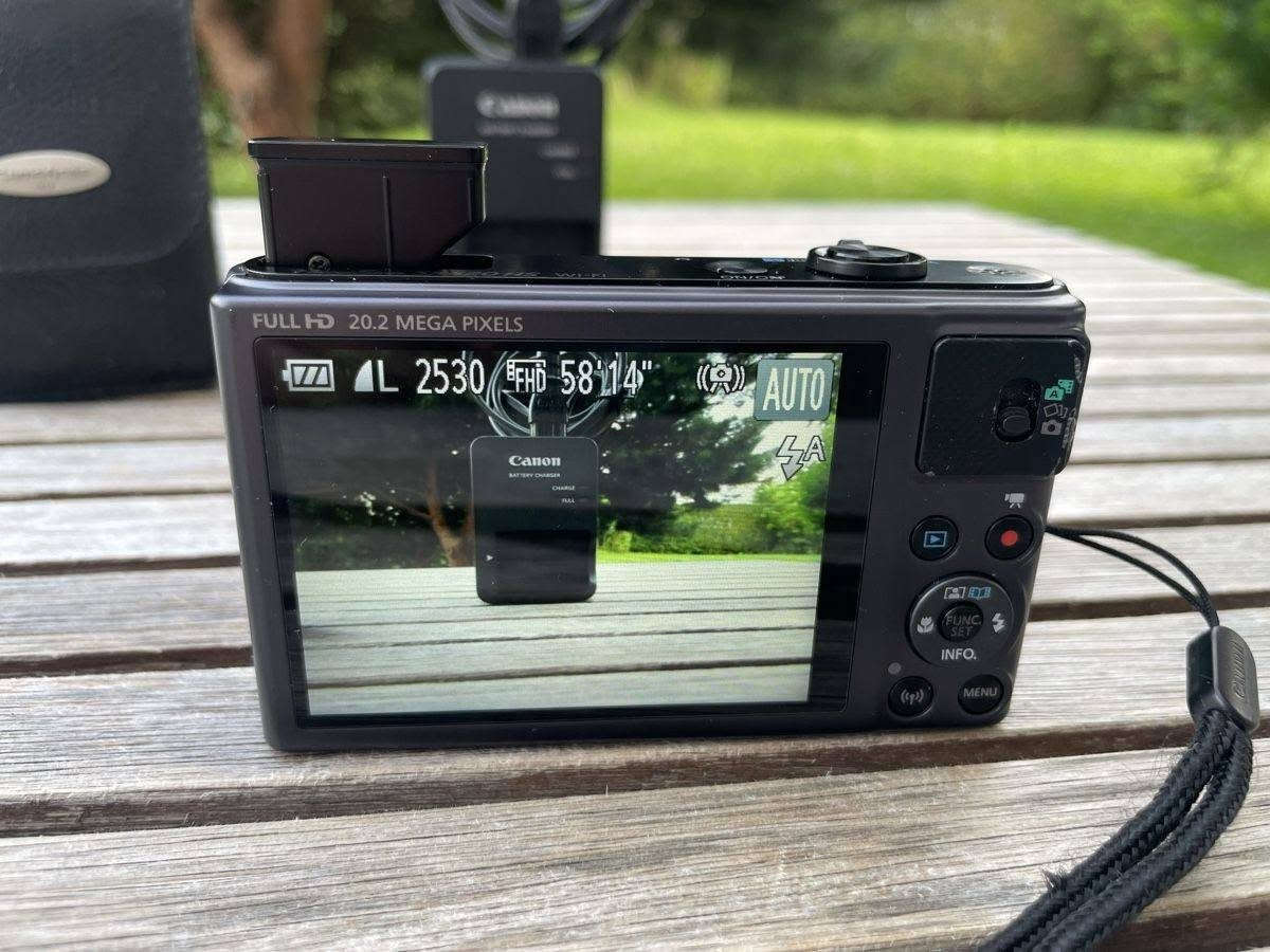 كاميرا canon sx625 الكاميرا خفيفة الوزن كاميرا الجيب بحالة الوكاله مع كل أغراضها الشاحن الشنته الذاكره تمتاز بخفة الوزن وسهولة الحمل موجَد صور من تصويرها لتواصل 0796277332 او ماسنجر 

مواصفات التفصيلية الكاملة للكاميرا:📸 المستشعر ومعالج الصورنوع المستشعر: CMOS بمقاس 1/2.3 بوصة.دقة الكاميرا: 20.2 ميجابكسل
.معالج الصور: +DIGIC 4 المزود بتقنية iSAPS
.حساسية الضوء (ISO): تلقائي، ومن 80 إلى 3200.🔍 العدسة والتقريب (الزوم)التقريب البصري: 25x (يصل إلى 50x عبر تقنية ZoomPlus الرقمية دون خسارة كبيرة في الجودة)
.البعد البؤري: 4.5 - 112.5 مم (ما يعادل 25 - 625 مم في كاميرا 35 مم)
.فتحة العدسة القصوى: f/3.2 عند الزاوية الواسعة، و f/6.6 عند أقصى تقريب
.مثبت الصور: مثبت بصري ذكي (Intelligent IS) لمنع اهتزاز الصور أثناء الحركة أو التقريب
.🎥 تسجيل الفيديودقة الفيديو: Full HD (1080p) بمعدل 30 إطاراً في الثانية.صيغة الفيديو: MP4 (مع ضغط H.264).
🖥️ الشاشة والتحكم
نوع الشاشة: LCD بحجم 3.0 بوصة.دقة الشاشة: حوالي 922,000 نقطة ).
سرعة الغالق: من 1 إلى 1/2000 ثانية (وتصل إلى 15 ثانية في بعض الأوضاع المخصصة).التصوير المتتابع: حوالي 2.5 لقطة في الثانية
.🔋 الاتصال والبطاريةالاتصال اللاسلكي: يدعم Wi-Fi و NFC لنقل الصور والتحكم بالكاميرا عن بعد عبر الهاتف
.المنافذ: منفذ Micro USB، ومنفذ Micro HDMI (Type-D).البطارية: بطارية ليثيوم أيون قابلة لإعادة الشحن (طراز NB-13L) تكفي لالتقاط حوالي 295 لقطة
.بطاقات الذاكرة: تدعم كروت SD / SDHC / SDXC.ض


**إذا كنت صاحب هذا الإعلان وتريد حذفه لأي سبب، رجاءا أرسل رسالة إلى الدعم الفني**