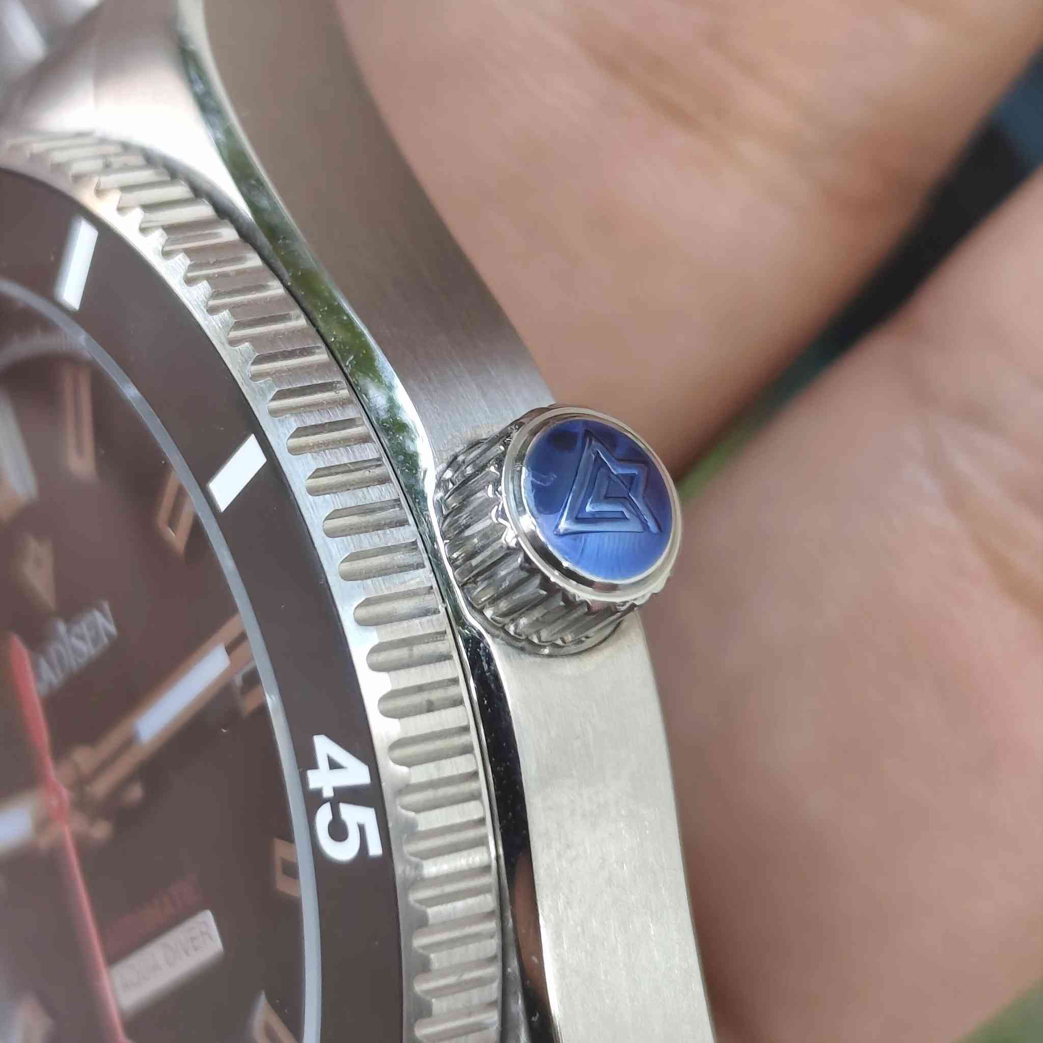 ساعة اصلية ماركة CADISEN جميلة جداً 🖤⌚
جديدة لوك مع كامل ملحقاتها 
(الصور خاصة بالساعة نفسها)
-ماكنة يابانية🇯🇵من سيكو  Japan Seiko NH35A
-قطر الساعة 40MM
-زجاج سفاير مقاوم للخدوش sapphire
-إطار الساعة (Bezel): مصنوع من السيراميك المتين 
-مقاومة الماء: تصل إلى 100 متر (10 بار)،
- الهيكل والسوار مصنوعان من الفولاذ المقاوم للصدأ بدرجة 316L
-عقارب ومؤشرات مضيئة (Luminous) لسهولة القراءة في الظلام
-نافذة لعرض التاريخ
-رنك دوار
-قفل بحري
متوفر توصيل لكل العراق 🇮🇶
#ساعات #ساعة #ساعات_رجاليه #ساعة_رجالية #بغداد


**إذا كنت صاحب هذا الإعلان وتريد حذفه لأي سبب، رجاءا أرسل رسالة إلى الدعم الفني**