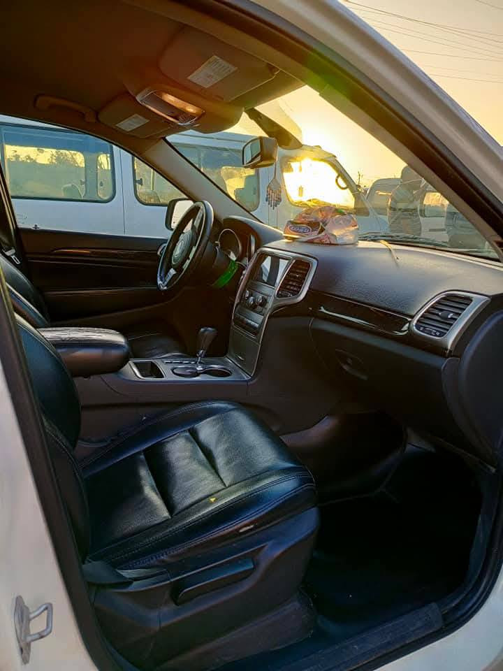 للبيع جيب لاريدو
موديل 2012 بسمي تحويل ثاني يوم 
لون ابيض مكفوله  
مكينه 3600 كير مكينه مكفول 
بصمه تشغيل وبصمه ابواب 
تحكم ستيرن 
كامره خلفيه 
شاشه كبيره  
كشن كهربائي 
داخل جلد 
تبريد شغال كهربائيات كله شغاله  
***********
