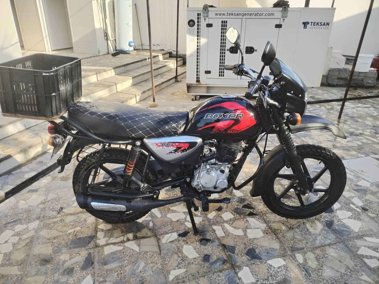 سلام عليكم بوكسر كماز للبيع موديل2023  مرقم كامل اي نقص مابي مكفول كفاله عامه 
***********
