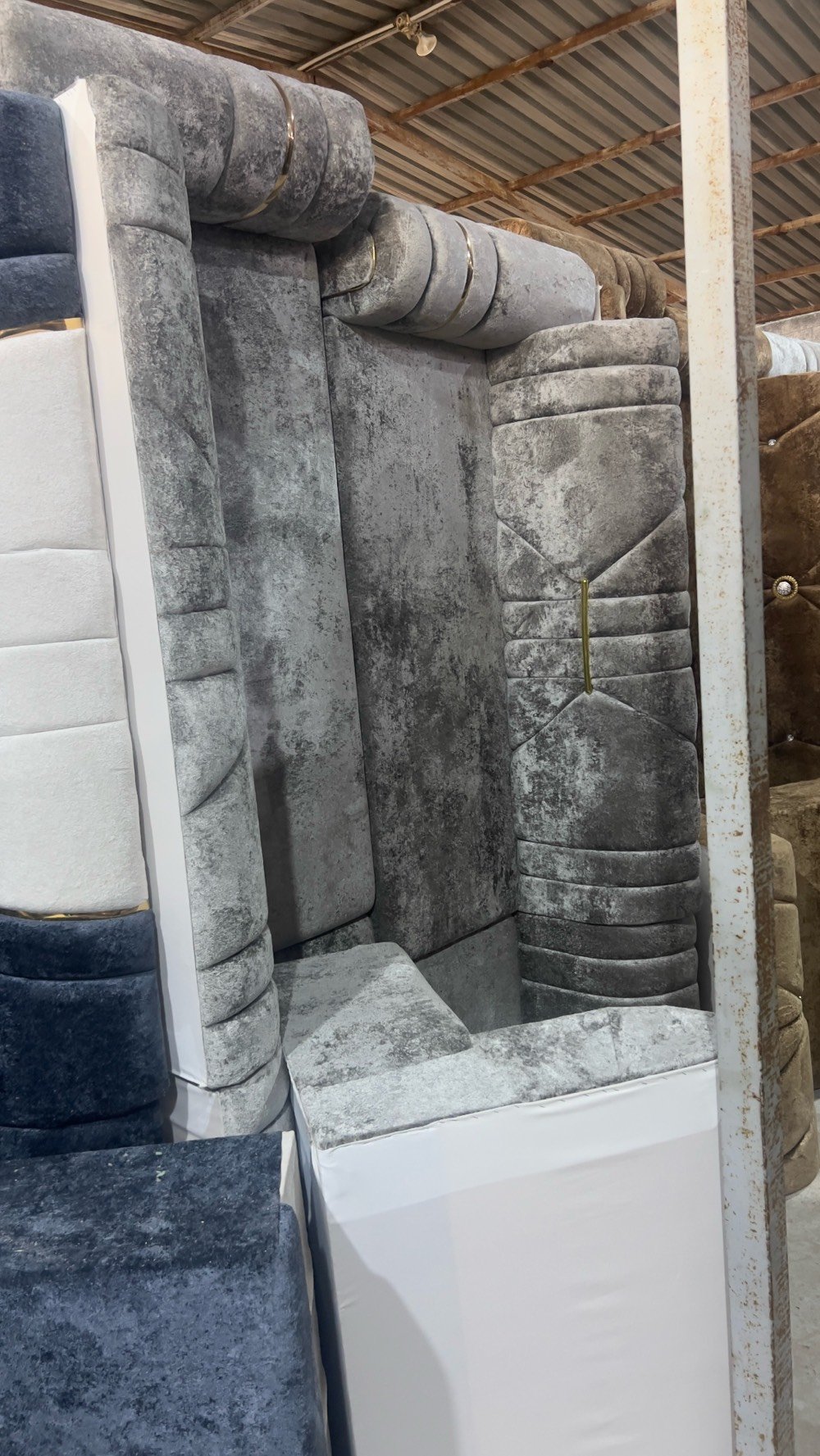 ديوان 10 متر 16 مقعد جديد جميع الأقمشة درجة اولى للحجز وتساب يوجد توصيل 