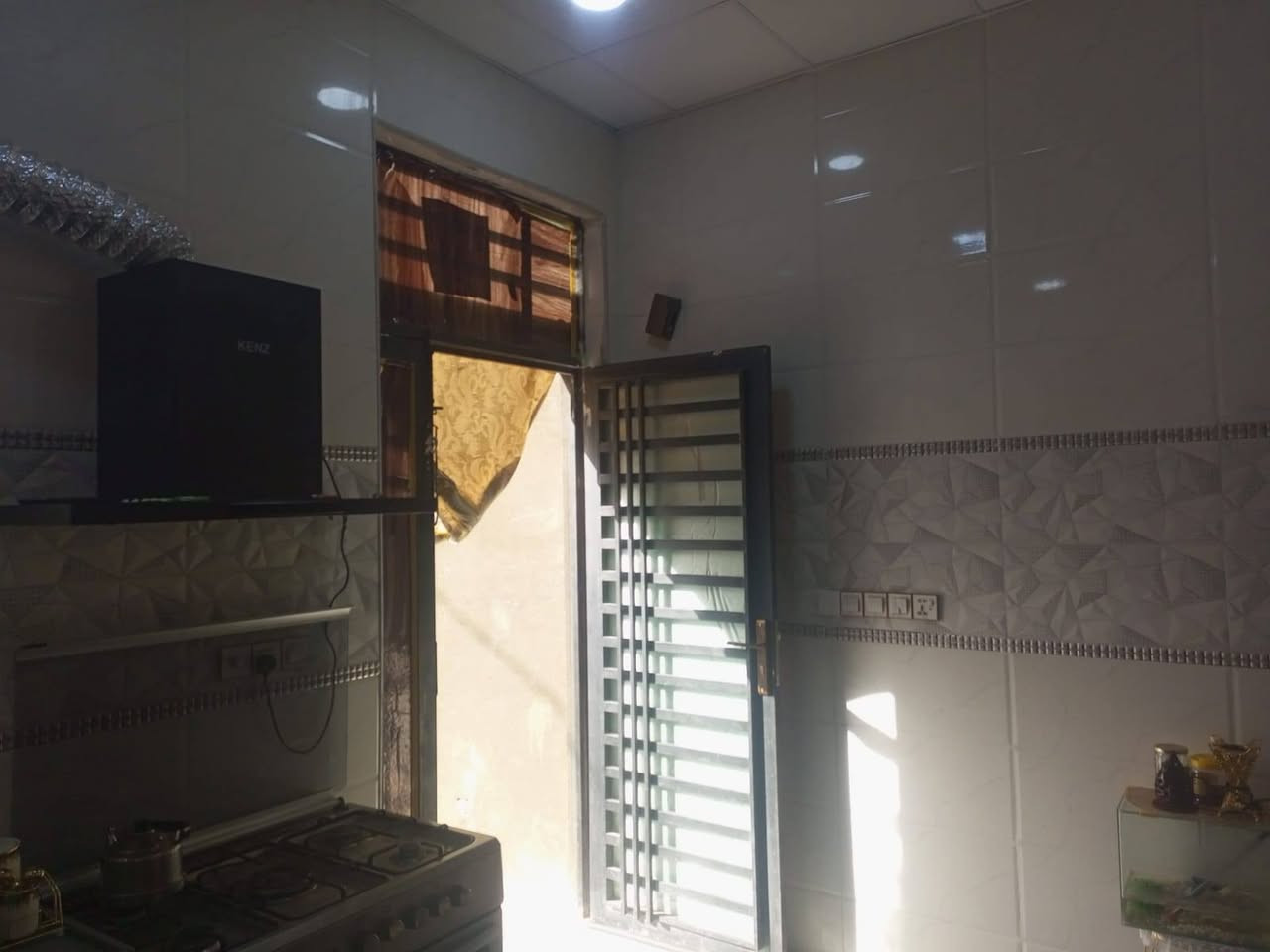 السلام عليكم ورحمه الله وبركاته 
#بيت للبيع في الجربوعيه الاولى 
قرب المدارس الصينيه الجديده 
مساحه ٢٠٠متر بناء درجه اولى متعوب عليه البيت احلا من الصور 
مساحه ٢٠٠متر 
مطلوب اسكان 50 
تسديد بشهر 300
يباع مع الكاونتر تفصال 
الاستفسار أكثر اتصل على الرقم التالي واتساب 
***********
***********
من لديه الرغبه بعرض عقار نوفر لكم المشتري بقرب وقت ممكن
