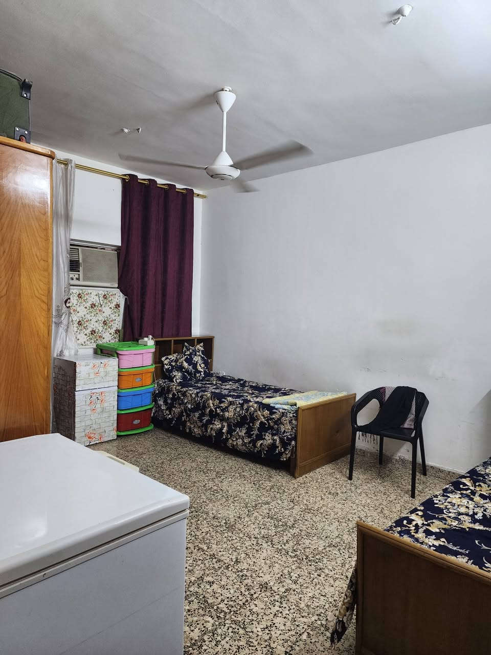 لسلام عليكم بيت للبيع مساحة ٢٠٠ متر واجهة ١٠ نزال ٢٠ مكانة حي الجهاد الرفاق الاولى مقابيل شقق حي صدام اول فرع بظهر المشاتل قريب علة الشارع  العام يحتوي علة اربع غرف نوم وهول وصالة ومطبخ وصحيات ٢جوة وحدة فوك للاستفسار الاتصال مع صاحب الدار***********
