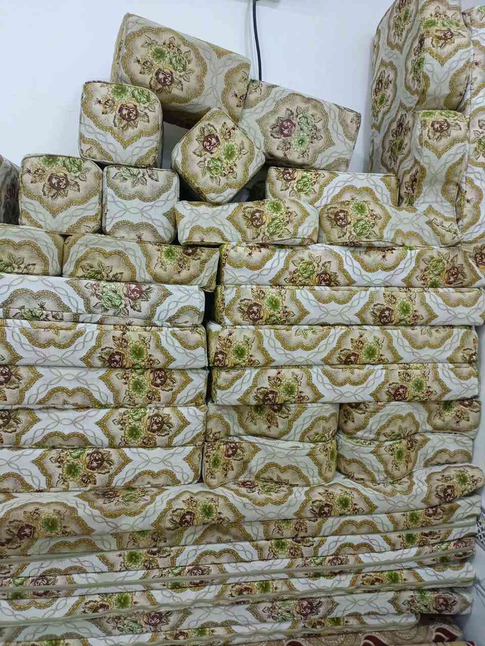 ديوان ارضي مزخرف ملكي 7،دواشك وملحقاته كامل يفرش قياس 7×4 جديد كلش زلغ مابي  الدوشك العالي ابو السحاب الاصلي استخدام كلش قليل 350 بي مجال قليل الي يريده يراسلني.... @الجميع  الولد ماخذا ب 700


**إذا كنت صاحب هذا الإعلان وتريد حذفه لأي سبب، رجاءا أرسل رسالة إلى الدعم الفني**