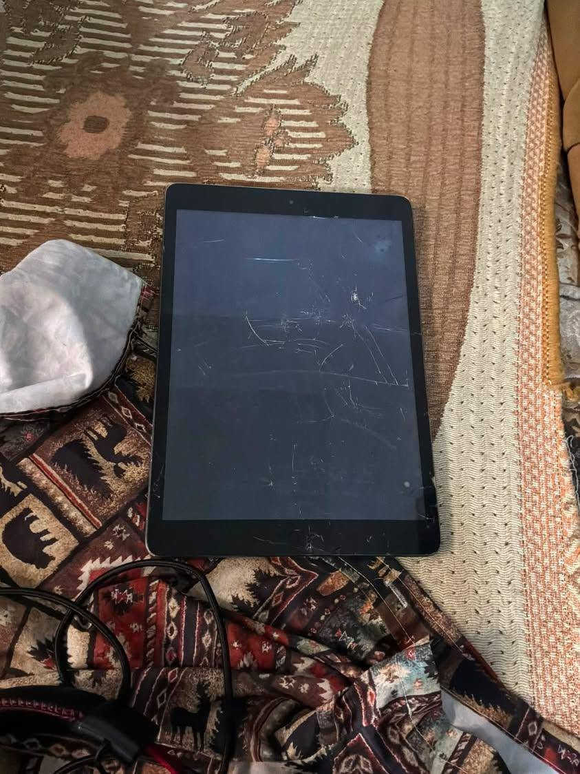 السلام عليكم ايباد 9ذاكره 64 جهاز بلادي فقط بي كسور بل بلازمه شغال لمس شحن تكنيك كارتونه ويا شاحنه كلشي مابي نهايته 75 رقمي ***********
