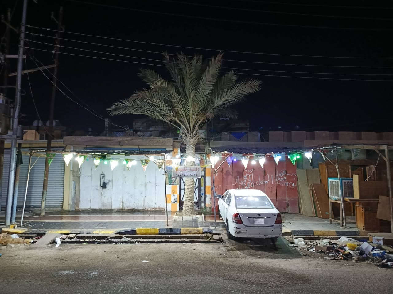 سلام عليكم بيت للبيع مساحه 220
طابقين وبيه خمس غرف ومحلات اثنين المكان شطره بل شعله ..
رقم الهاتف..***********
