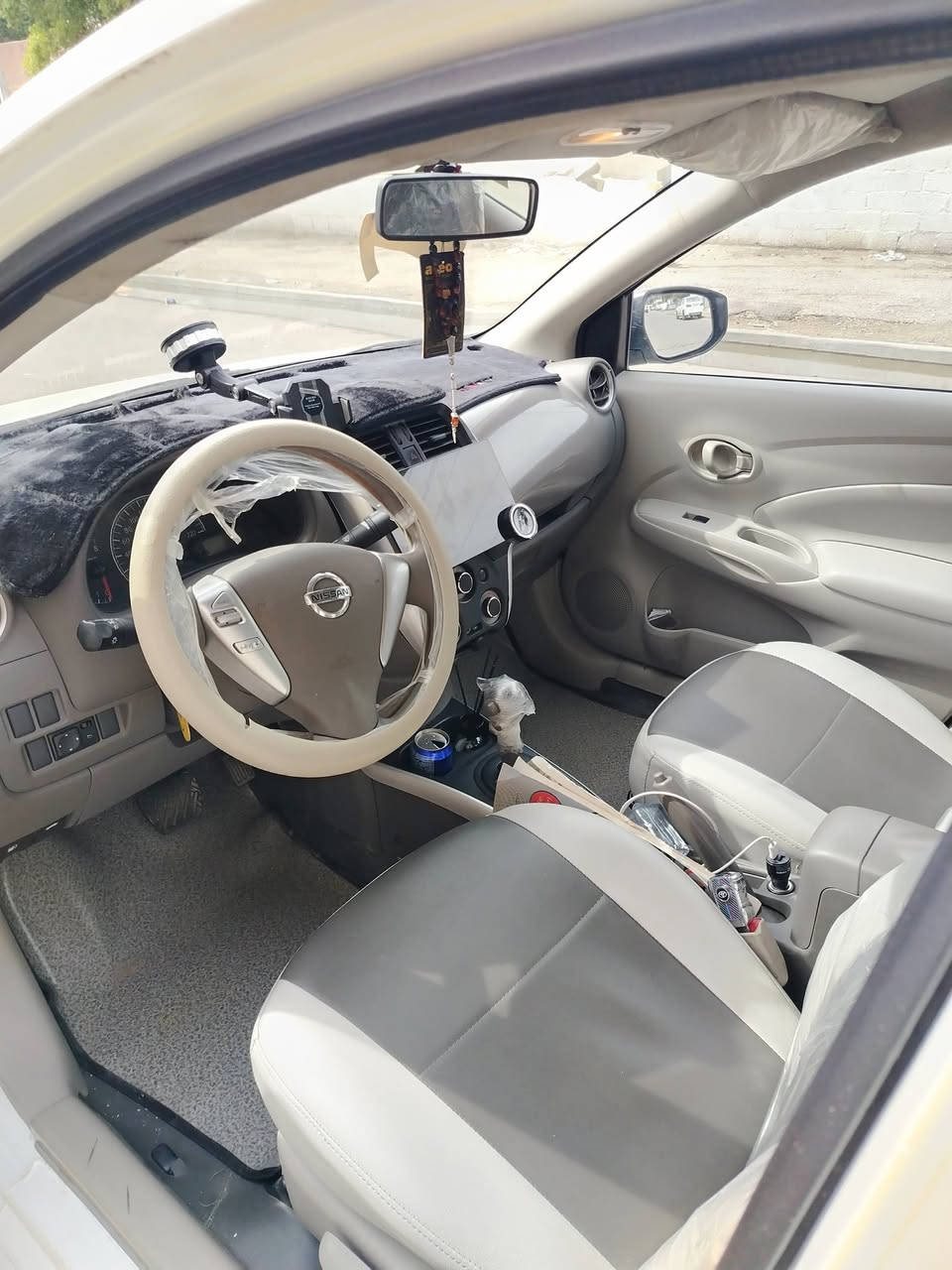 السلام عليكم سني موديل ٢٤ ماشيه ٤٩ السونار بالمنشور
مدوشمه جديده  + شاشه هم جديد +  باتري جديد
السياره موضحه بالصور وبسمنه تحويل ثاني يوم
*********** سعر ١٢٠ بيه مجال
