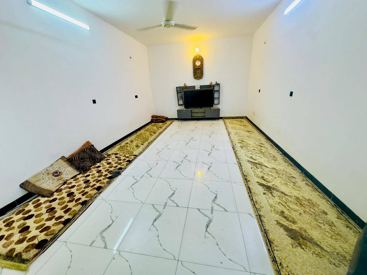 السلام عليكم
بيت للبيع حي ذويب الاول خلف (قاعه لافندر)  يبعد عن الشارع العام 50م
المساحه 240م
غرفتين نوم
صاله
استقبال نساء
استقبال رجال
صحيات داخليه وخارجيه
للاستفسار: ***********
