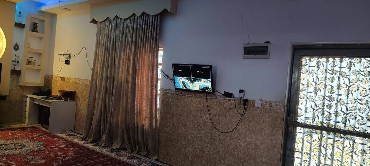 للبيع تسليم مباشر  بيت طابو المساحة 141م الواجهة 12م يحتوي على استقبال صالة مطبخ 3 غرف نوم ترك 3 حمامات مع 3 سبالت مصوبة ومنضومة كامرات مراقبة 2 خزان ماء وماطور  2 سخان كامل الخدمات ماء كهرباء مجاري منطقة هدوء وناس ذهب جيرانك 
العنوان كربلاء المقدسة الحسينية حي الزهراء شارع المدارس ... 
ملاحظة ... البت مطلوب مبادرة 80 مليون للمصرف العقاري تسديد شهري 438 الف ... 
سعر البيت 68 مليون نقد والمشتري يسدد المصرف 
التواصل واتس اب فقط
 ‏‪0772 948 6864‬‏
