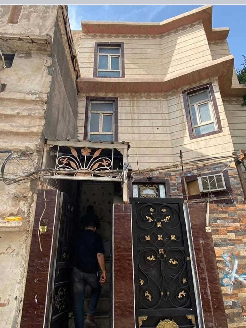 🪬بنايه للبيع مكونه من ثلاث شقق🔷

           📍 السماوه القشله عالشط بضهر الكورنيش 

المساحه (217) متر. بواقع ثلاث شقق معزولات شقتين ارضيات 

والشقه طابق ثاني كل شاقه بابه معزوله  بناء درجه اولى الارضيه مرمر  

السعر خاص حسب رغبة الزبون 

للاستفسار الاتصال ع الرقم (***********)
