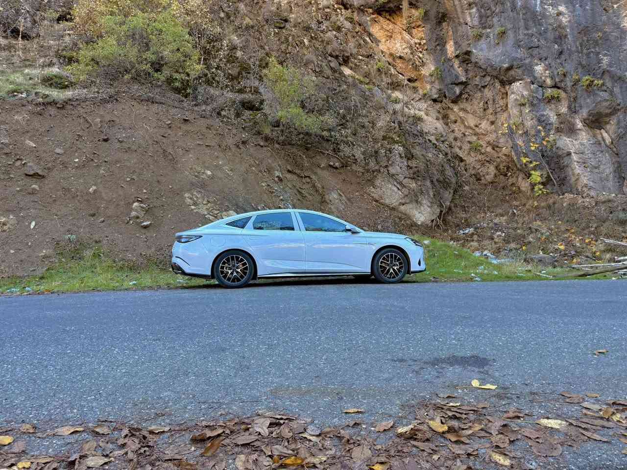 السلام عليكم
للبيع BYD SEAL 7 ضمان الوكالة (خليــجي) عليها ضمان 5 سنوات كير ومحرك و 8 سنوات على البطاريات سيارة مكفولة كفالة عامة مرقمه بغداد بأسمي ماشيه 13 الف كيلو فوووول مواصفات للاخير مزودة بنظام الذكاء الاصطناعي يعني السيارة بيها اوامر صوتيه بالعربي تفتح جام تفتح السقف تشغل تبريد اطفي تبريد تشغل راديو وغيره كله بمجرد تحجي وياها تنفذلك 

فتحة سقف بانو راما 
جنطه شفط كهرباء مع خاصية الفتح عن طريق القدم
مري شفط كهرباء 
كاميرات 360 درجة 
بيها راديو بلادي ونظام اندرويد اوتو وابل كار بلاي 
كشنات تدفئة وتبريد 
كشنات كهرباء جلد 10 طبقات داخل السيارة كله ماروني  
رادارات 360 درجة مع خاصية التوقف الذاتي 
محرك 1500 توربو تسارعها مخيف 
بطارياتها تمشيك 80 كيلو متر مع خاصية الشحن السريع عن طريق المحرك 
شاحن موبايل واير ليس 50 واط بحيث يشغلك الشحن السريع بالهاتف 
تبريد امامي خلفي 
شاشة 15 انش 
ارضيات وسبير وعدة طوارئ كله بلادي جاي ويه السيارة 
14 سماعة نوع داين اوديو نفس السماعات اللي تستخدمها بوغاتي 
سيارة فول فول للاخير 
سعر البيع بدون عمله من الاخير 35 مليون دينار عراقي بدون عمله علما اني ماخذها من الوكالة 38 مليون ونص ويه الترقيم صارت عليه ب 39 مليون 
عنوان السيارة بغداد مجمع بسماية السكني 
هاتف ***********
