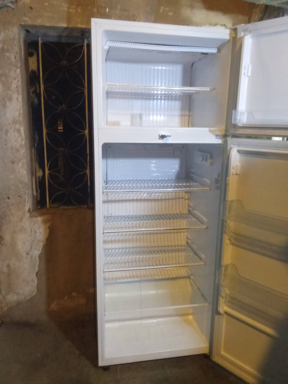 سلام عليكم ثلاجه اللبيع جديده السعر 300 مكان الجولان ***********
