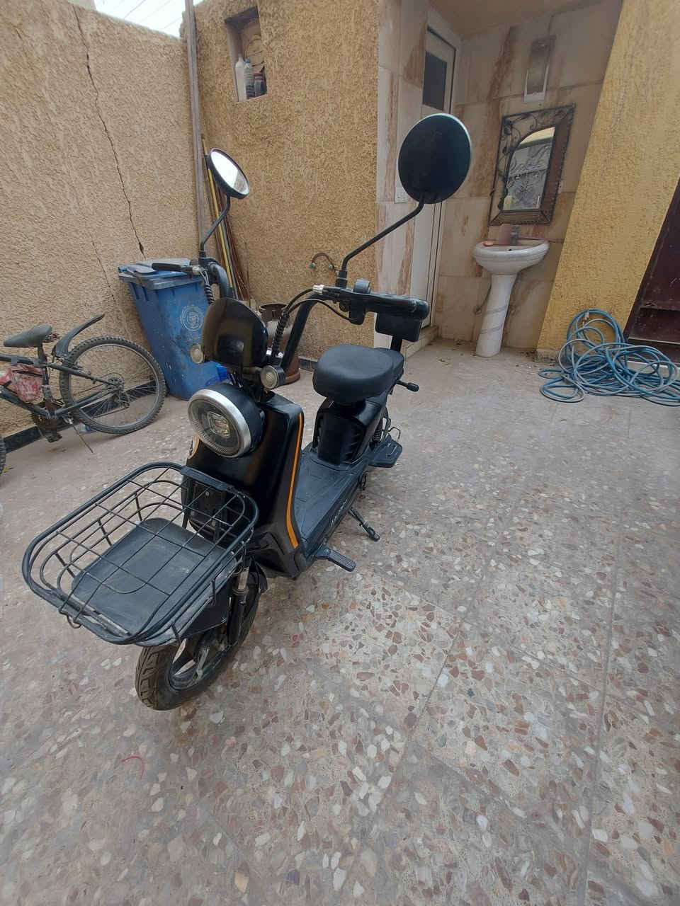 دراجه شحن للبيع جدا حجم ١٤ نظيفه واستعمال قليل خمسه باتري دبل كلها شغاله مابيها نقص كهربائيات ومحرك السعر ٢٥٠ الف للتواصل واتسب على الرقم***********
