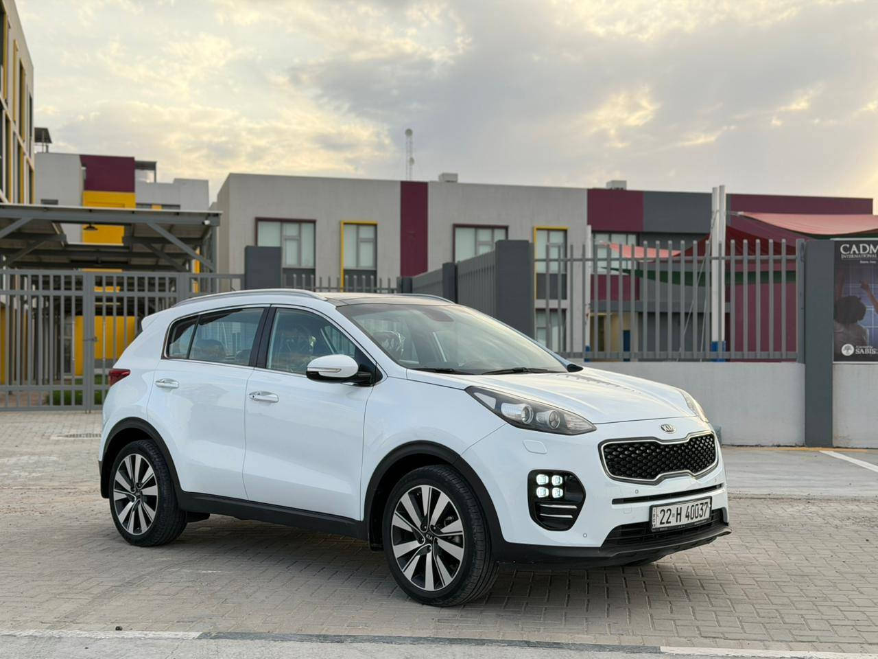 السلام عليكم 
كيا سبورتجً 2018. خليجي
فول مواصفات 1/1 محرك 2000 دوش
ماشية 60  كيلو
جاهزه السياره تبريد كير محرك حداديه تخم تاير. مواصفاتها فول (بصمة شاشه حساس بنراما تحكم ستيرن كشنات كهربائيه مرايات شفط. رقم شمالي سنويه جديده

مكاني بصره 
شراي يتصل
*********** البصرة, العراق
