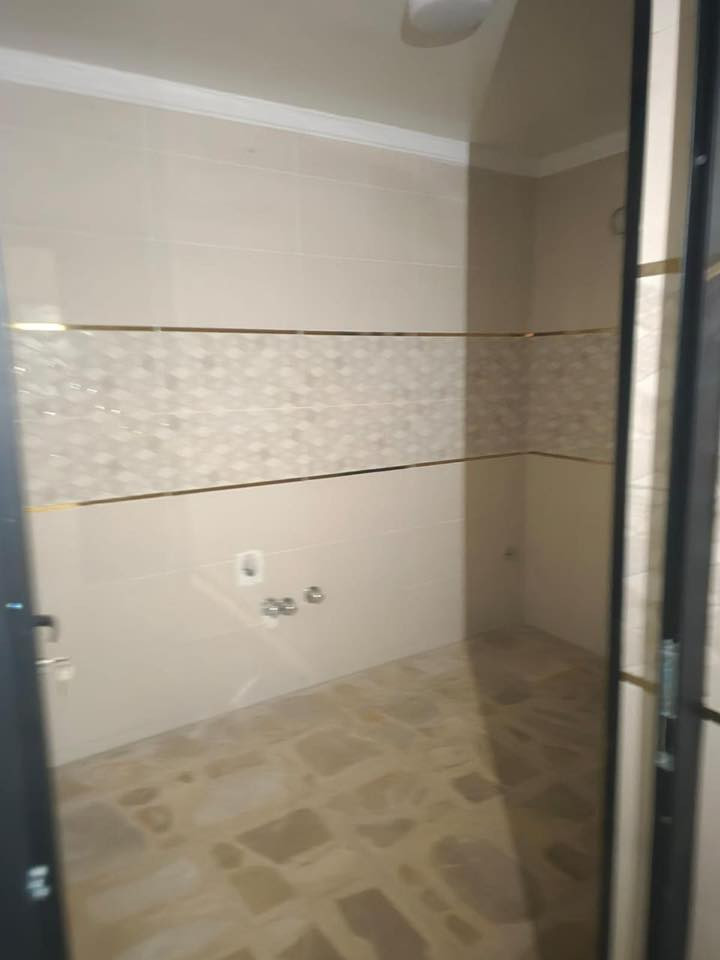 #بدون_دلالية دار فول درجة اولى للأجار في منطقة السيدية القضاة شارع المركز قرب مدرسة المصطفى للمتميزين 
مساحة : 300متر واجهة : 12متر  المحتويات : 4 غرف نوم مدخلين استقبال و مطبخ حمامات عدد 2 وتواليت 1 و منور  عدد 3  مطبخ حار وبارد  يحتوي على كراج وحديقة للأسفتسار على الرقم *********** الايجار مباشر من المالك بدون دلال
