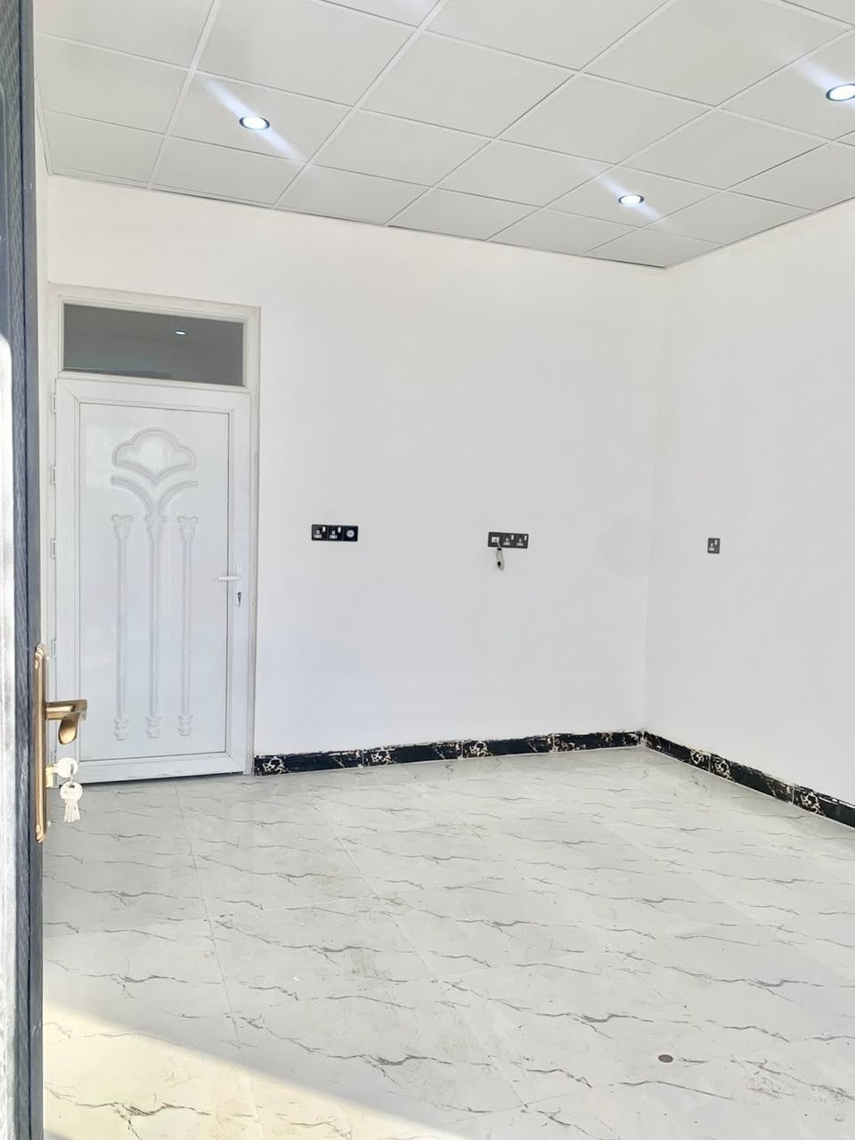 دار زيرو طابقين للبيع/كركوك/رحيم اوة/قرب مركز شباب 

المساحة: 130 متر 

الطابق الاول يحتوي على:
(غرفة نوم+مطبخ+هول+صحيات+كراج سيارة)

الطابق الثاني يحتوي على: 
(غرفة نوم+هول+صحيات)

البيت فول مواصفات+فول سيراميك+سقف ثانوي
البيت زيرو غير مسكون+كامل دكتات مبردة

لمعرفة السعر والاستفسار الاتصال على الارقام الاتيه:
(***********) اسيا 
‏(***********‏) كورك 
او مراسلتنا على بريد الصفحة

ملاحظة: يمكنكم ارسال الأراضي والبيوت
للأعلان عنها عبر صفحتنا بدون مقابل 
يرجى ارسال:
عنوان المُلك كامل 
بعض الصور للمُلك
سعر المُلك 
عبر الواتساب الخاص بالصفحة (***********)

لزيارة مكتبنا على العنوان الاتي: 
كركوك/سرچنار/فلكة سرچنار
