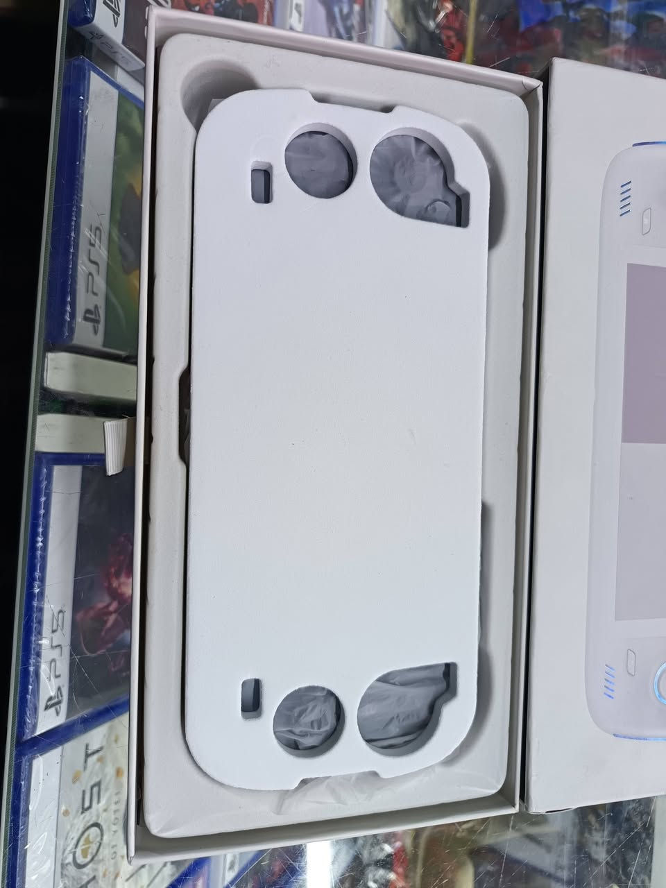 السلام علیکم
Processor: Qualcomm Snapdragon 8 Gen 2 (1x Kryo GoldPlus @3.2GHz, 4x Kryo Gold @2.8GHz, 3x Kryo Silver @2.0GHz)
GPU: Adreno 740
RAM: 8GB (Base)
Storage: 128GB (Base) ; expandable via microSD
Display: 6-inch IPS touchscreen, 1920×1080 resolution (16:9 aspect ratio)
Battery: 8,000 mAh
OS: Android 13
Connectivity: Wi-Fi 7, Bluetooth 5.3
Ports: USB 3.1 Type-C (with DisplayPort video output), 3.5mm headphone jack, Micro HDMI
Controls: Hall Effect joysticks, analog triggers, programmable back buttons, and customizable RGB lighting
Dimensions: ~225 × 98 × 17 mm
Weight: ~420g

بيها شخط بسيط بشاشة
سعرها ٣٠٠ الف و متوفر توصيل جميع محافظات


**إذا كنت صاحب هذا الإعلان وتريد حذفه لأي سبب، رجاءا أرسل رسالة إلى الدعم الفني**