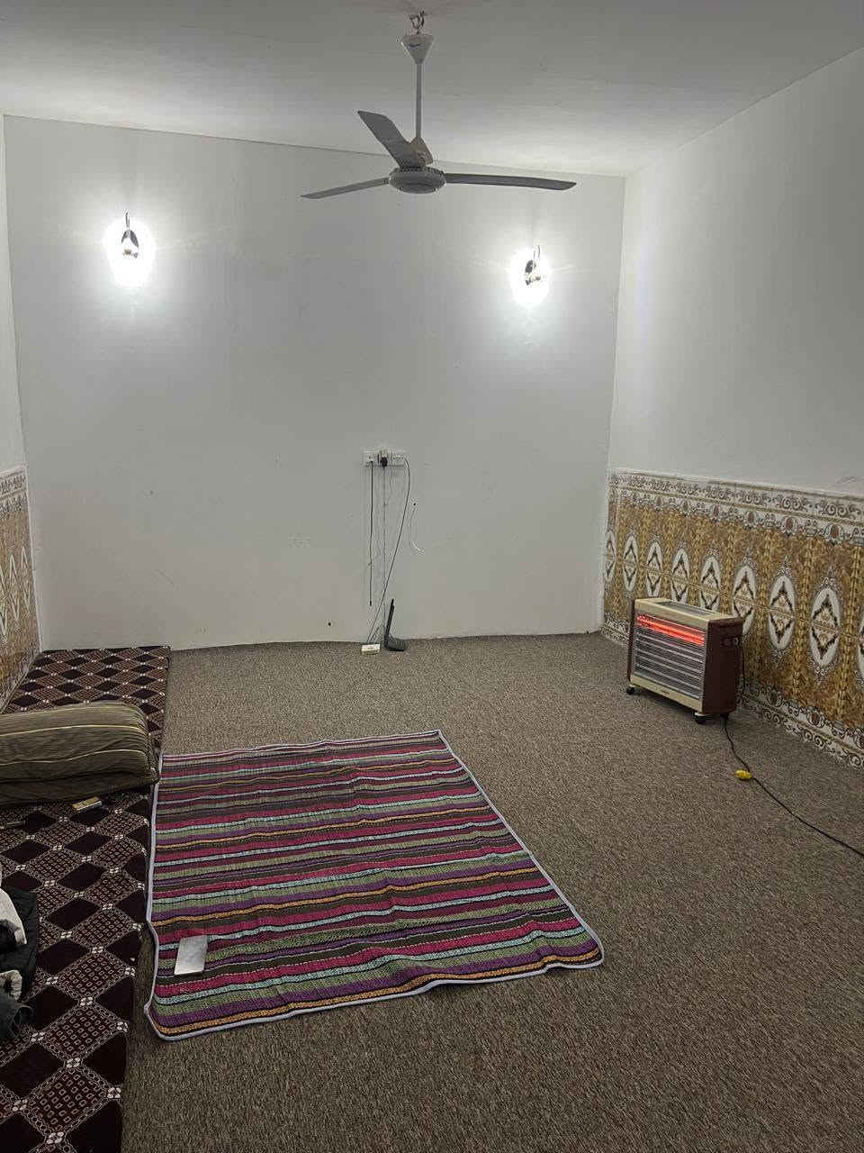 🏠 **بيت للبيع في الفلوجة - منطقة الشهداء (عن طريق المصرف العقاري )**
**الموقع:** الفلوجة، حي الشهداء، شارع 22 (قريب جداً من شارع 40 بي حاجة الف ).
**حالة البيت:** البيت نظيف جداً، مرتب، مسرمك بالكامل، وجاهز للسكن مباشرة بدون أي مصاريف إضافية.
**الوضع القانوني:** سند طابو صرف، البيت سليم تماماً 100% ولا توجد عليه أي مشاكل قانونية أو إرث.
### 💳 **تفاصيل الشراء والمعاملة المصرفية:**
البيع يتم عن طريق التحويل المصرفي (نظام الأقساط المريحة):
 * **المقدمة:** 30 مليون دينار عراقي **(وقابل للتفاوض للجادين)**.
 * **القسط الشهري:** 438,000 دينار عراقي فقط (يتم تسديده عبر الدفع أو الاستقطاع الإلكتروني).
> ✨ **ملاحظة:** البيت لقطة للي يدور استقرار وبمقدمة مناسبة وأقساط شهرية مريحة جداً.
> 
📞 **للتواصل والاستفسار ورؤية باقي التفاصيل:**
[***********]
