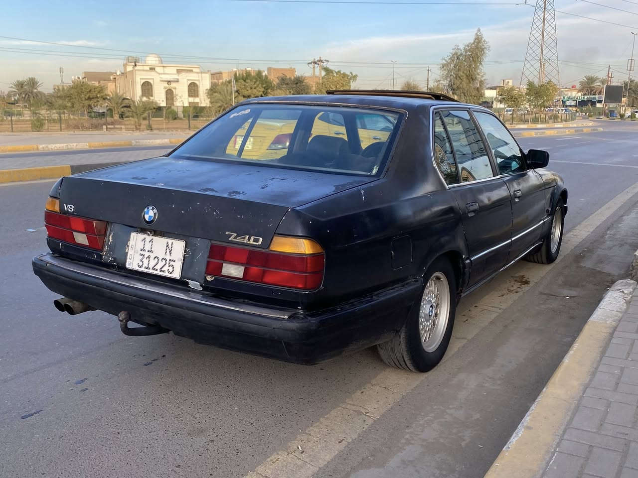 سلام عليكم 
740 اصل تكمه وسنويه 
موديل 93 
بدون حادث ممعره قبل
فتحه سلايد شغال 
داخل جلد كهرباء
حداديه اماميه خلفيه 
تخم تاير جديد وباتري جديد 
مكينه وكير جدد طياره السياره
تبرد شغال وثلاجه 
رقم بغداد سنويه وهزه جديده
السعر 48 وبيها مجال 
مكاني بغداد السيديه
***********
