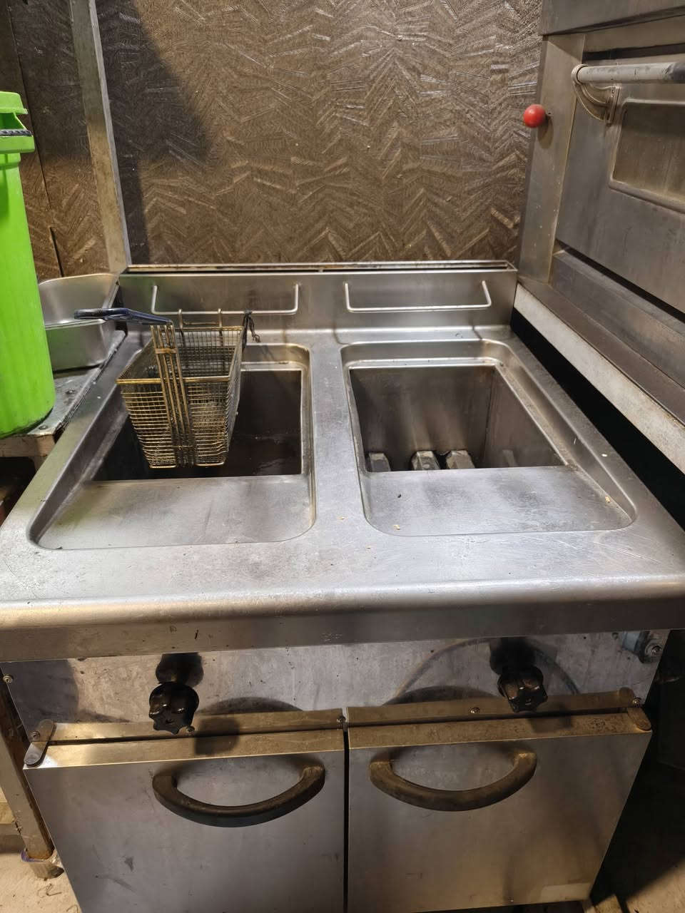 سلام عليكم غراض مطعم كامله  للبيع ***********
