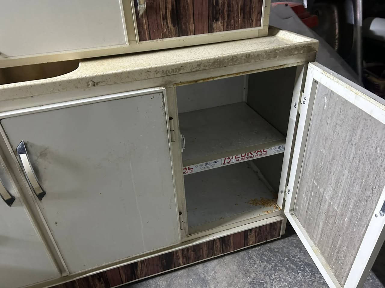 للبيع سنك وملحقه طول مترتين نضيف جدا ومابيه اي عيب او كسر او زنجار
سنك مرمر بحالة نظيفة 
سعر 250 الف 
مكان بغداد حي اور 
رقم ***********
