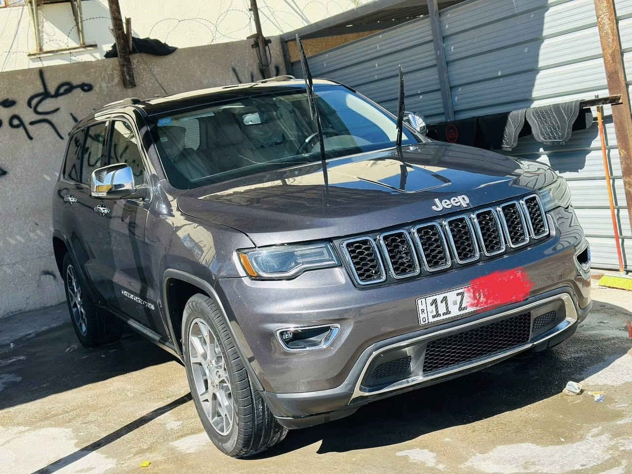 جيب لمتد فول فتحتين موديل 2019 حادثه بنيد وجاملغ امامي جه السايق ماشيه 98 الف كيلو منر يعني مو ميل بالميل تقريباً ب 70 الف ميل تخم تاير حداديه جديده مكينه وكير كفاله سياره خير من الله بسمي بيع او مراوس للاستفسار على الرقم ***********
