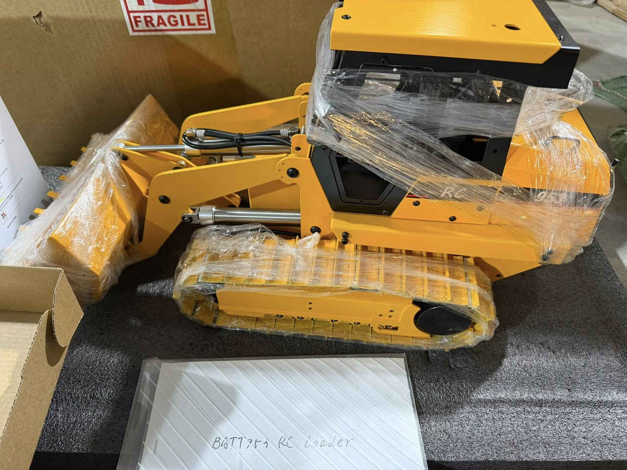 🚜 حفّار صغير يعمل بالتحكم عن بعد (Mini Excavator RC)
للبيع حفّار مجنزَر احترافي جديد  
يعمل بالريموت كنترول (جهاز تحكم FS-i6S)

🔹 مناسب لأعمال:
• حفر الحدائق  
• تمديد الكيبلات والأنترنت  
• قنوات الماء الصغيرة  
• تنظيف التراب والرمل  
• أعمال البناء الخفيفة داخل البيوت والسطوح

🔧 المواصفات:
- ذراع حفّار هيدروليك قوي
- مجنزرات مطاط (يمشي على التراب والبلاط)
- تحكم كامل بالاتجاه والرفع والحفر
- تشغيل كهرباء (بطارية قابلة للشحن)
- دقة عالية بالحفر

📦 الحالة: جديد


**إذا كنت صاحب هذا الإعلان وتريد حذفه لأي سبب، رجاءا أرسل رسالة إلى الدعم الفني**