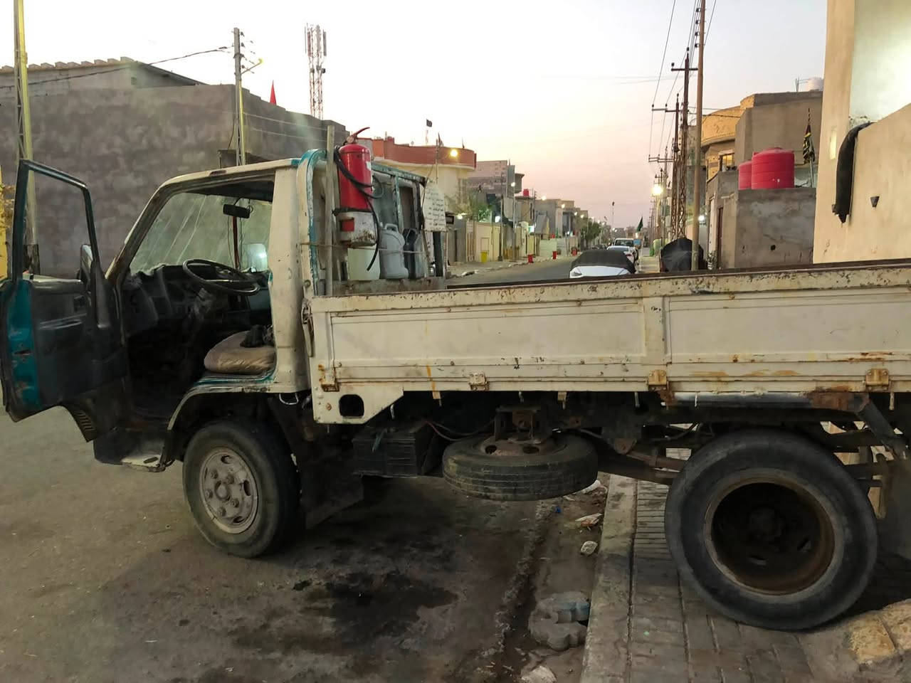 ياره البيع  دانيه تيوته البيع  سعر 40بيه مجال عنوان البصرة كير محرك مكفول البيع او مراوس  سياره حمل رقم سيار ميسان اليف  عنوان السياره البصرة رقم هاتف ***********
