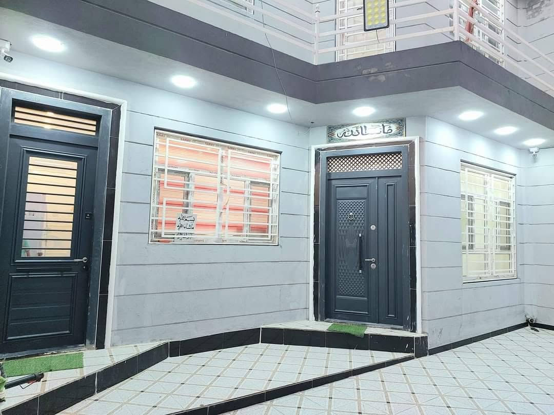 بيت ٢٠٠متر 🏠
_طابقين بناء درجة اولى سند ٢٥ زراعي 
_٤غرف نوم مع صالة كبيرةواستقبال و٣مجاميع صحية
_ حولي ام الخيل الشارع المقابل اسواق اليمامة
الاستفسار اكثر مراجعة مكتبنا او الاتصال
***********
