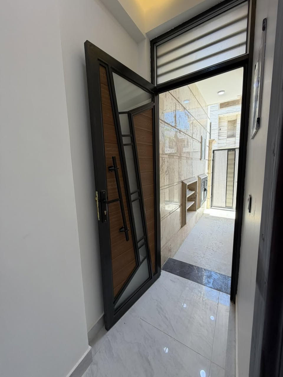 🏠دار  للبيع 🏠

📍كوت / الزهراء / حي الرفيعي- قرب مدرسة البيارق📍

✅مساحة الدار 105 م (5 م * 21م)   

✅بناء حديث (2026) جديد و غير مسكون

يتكون من طابقين

الطابق الاول:-
استقبال ومطبخ وهول وغرفة نوم وصحيات داخلية وخارجية

الطابق الثاني :-
غرفتين نوم وهول وصحيات 

للاستفسار مراسلة الصفحة او الاتصال على☎️☎️

***********

===============================
#مستعدون_لبيع_وشراء_الاراضي_السكنية_في_الهورة_والزهراء_والخاجية_والياسمين_والاسكان_والداحرة_وام_هليل

#شكراً_لإختياركم_قصر_الروان_للعقار
