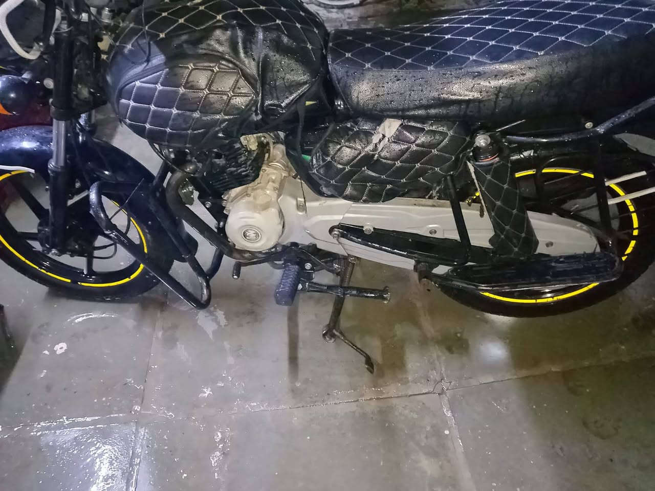 سلام عليكم اعيد النشر بسبب الوعود الكاذبة لا تجي احذف المنشور صار مرتين تصير بيه المهم بوكسر موديل 20 دراجه لا نضوح لا تخبير نكره سلف دراجه بدون اوراق اكفلها سرقه وتاخذها من باب بيتي دراجه شوفت عينك عليها تزويدات وخير من الله عارضها مليون 50  وبيها مجال كلش بسيط مكاني بغداد الحسينية


**إذا كنت صاحب هذا الإعلان وتريد حذفه لأي سبب، رجاءا أرسل رسالة إلى الدعم الفني**