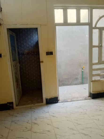 يا الله اللهم صل على محمد وال محمد دار معروض للبيع في النجف الاشرف سايدين المطار نهايه شارع مرطبات الاوائل وتنزل مسافه 400 متر عن الشارع مساحه 100 متر غرفه وصاله استقبال مطبخ مجمع صحيه داخل وخارجي سطح مطبق ارضيه بورسلين بناء بلوك سقف عقاده دار نظيف السعر جدا مميز السعر 18 بمجال شيء بسيط استفسار اكثر اتصال على الرقم التالي واتساب ***********
